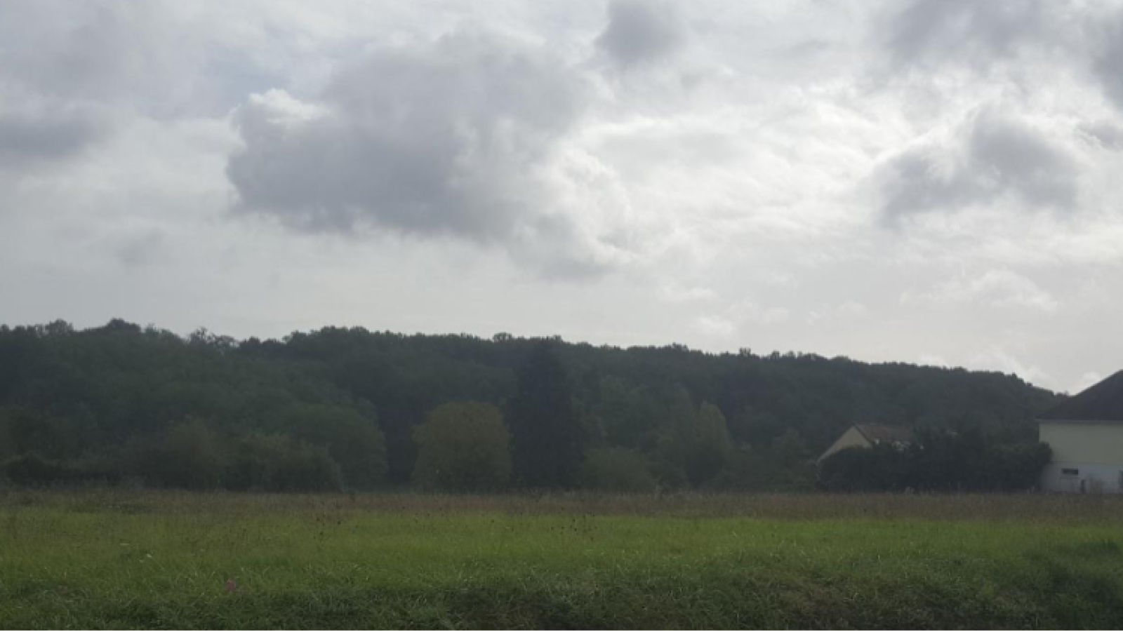 Terrain constructible de 700m2 à Rivarennes