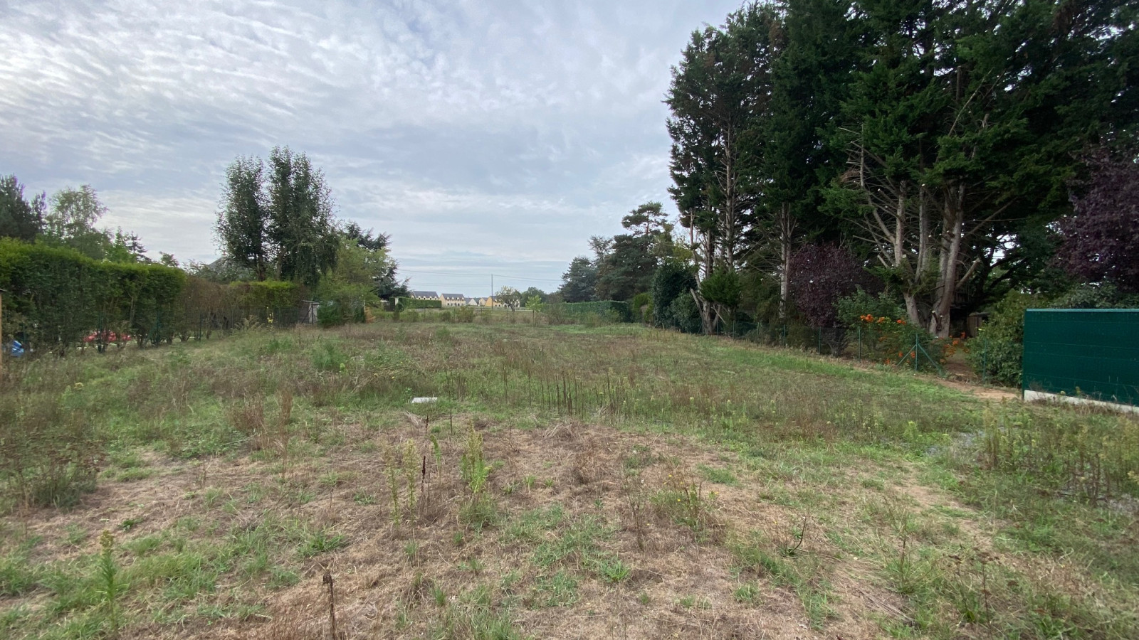 Terrain constructible de 953m2 à Truyes