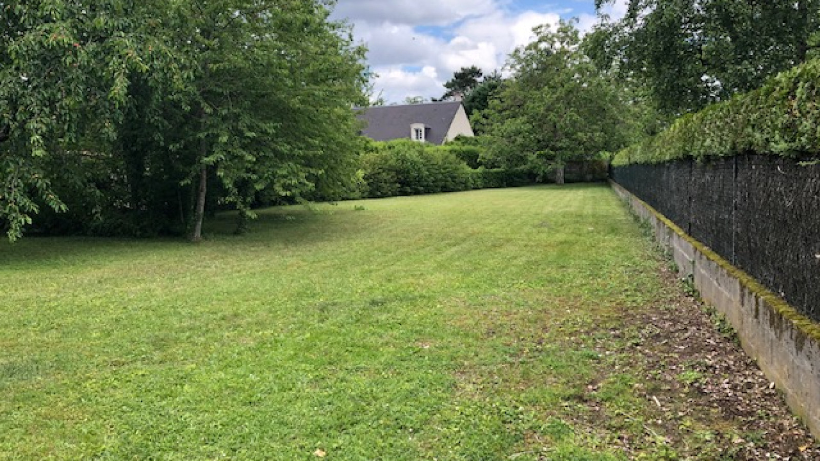 Terrain constructible de 1124m2 à Truyes